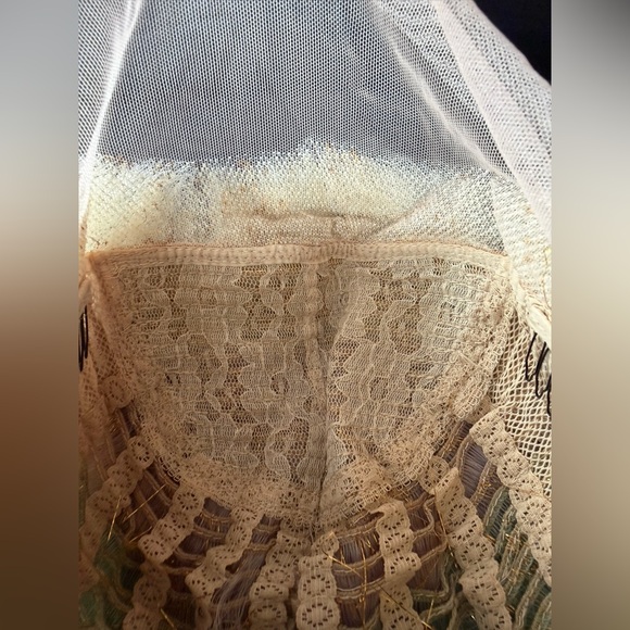 Brand new synthetic wig with tinsel. 13 x 1 parting space. 22 inches - Picture 12 of 14